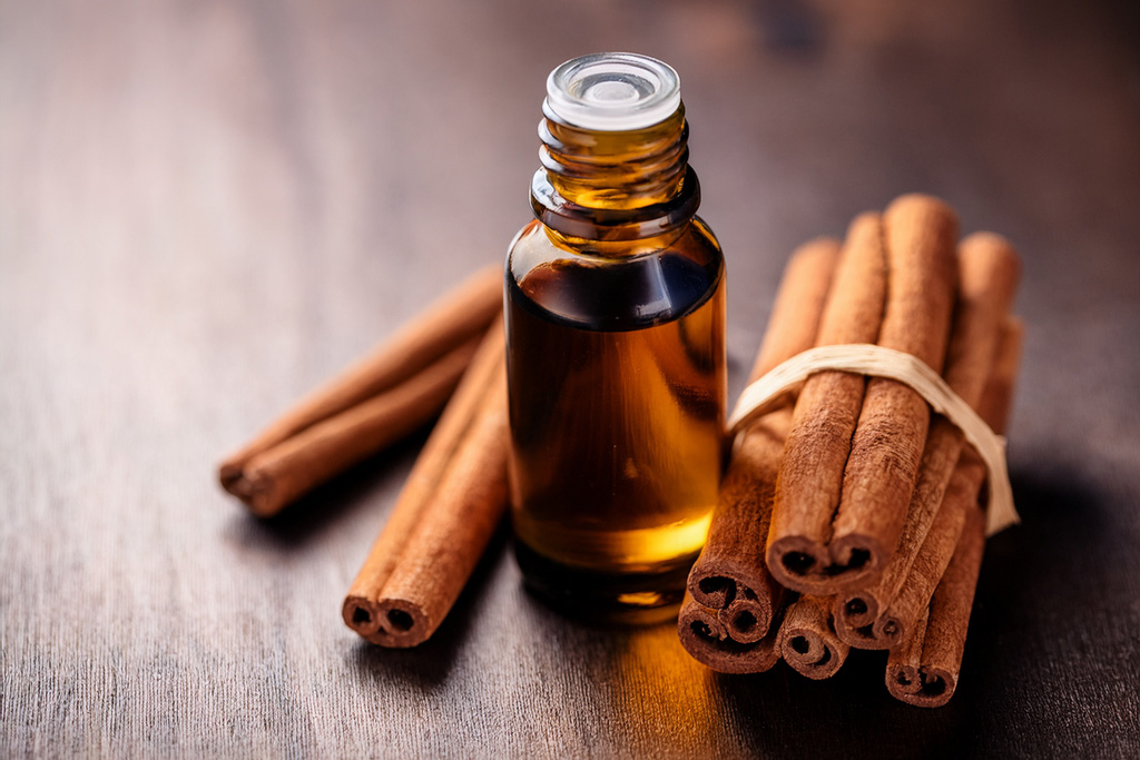 Cinnamon-essential-oil-bottle-next-to-sticks