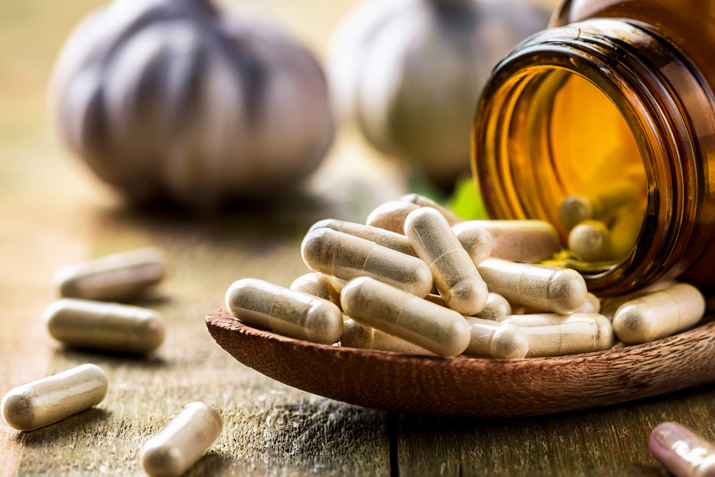 Garlic-supplements-in-a-bottle