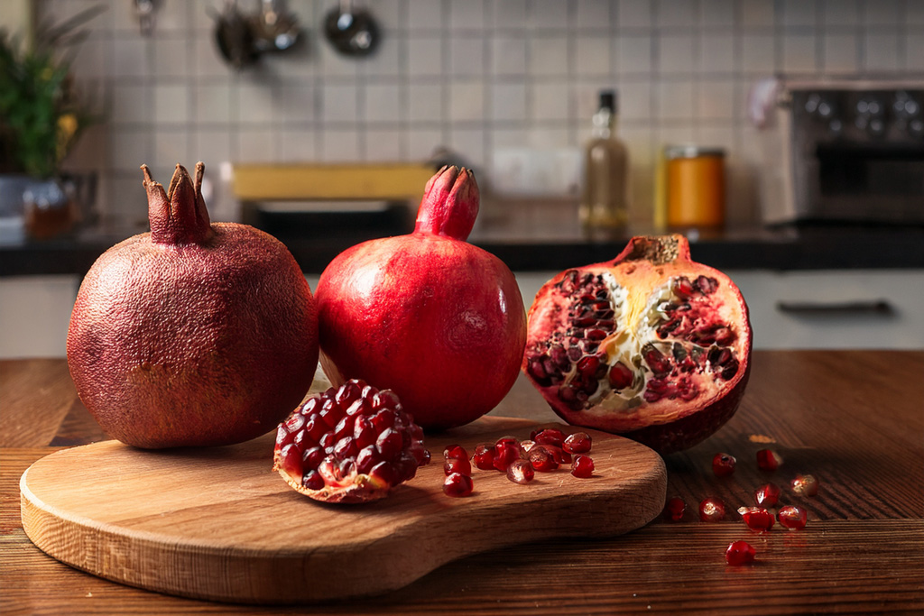 pomegranate-cooking-at-the-kitchen