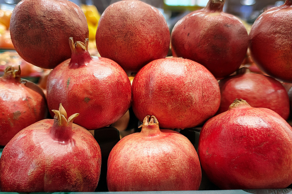 pomegranate-in-the-supermarket-shelves